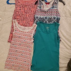 Bundle of 4️⃣ tank tops size 10/12